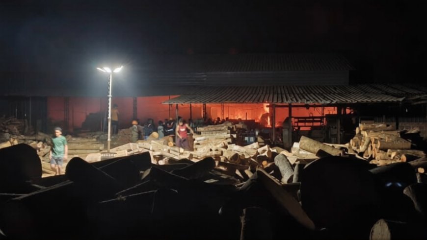 കുമ്പള അനന്തപുരം വ്യവസായ എസ്റ്റേറ്റിൽ വൻ തീപ്പിടുത്തം.