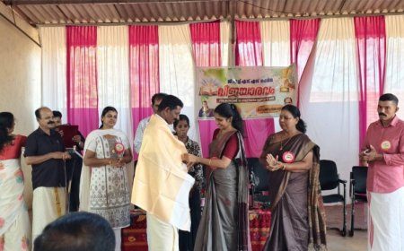 മുരളീധരൻ പൂക്കളത്തെ ആദരിച്ചു.