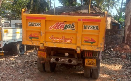 അനധികൃതമായി മണ്ണ് കടത്തുകയായിരുന്ന ടിപ്പർ ലോറി പിടിച്ചെടുത്തു.