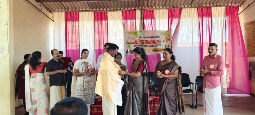 മുരളീധരൻ പൂക്കളത്തെ ആദരിച്ചു.