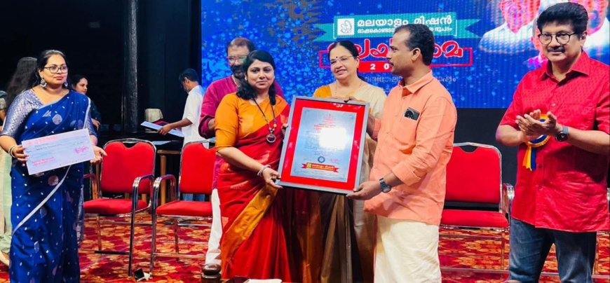 "ബോധി അവാർഡ്" മലയാളം മിഷൻ അൽ ഐൻ ചാപ്റ്റർ സെക്രട്ടറിയും, അധ്യാപികയുമായ റസിയ ഇഫ്തിക്കറിനു സമ്മാനിച്ചു.