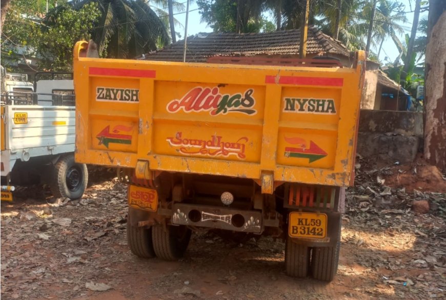 അനധികൃതമായി മണ്ണ് കടത്തുകയായിരുന്ന ടിപ്പർ ലോറി പിടിച്ചെടുത്തു.