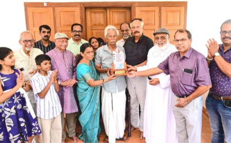 പ്രഥമ ഗുരുരത്ന പുരസ്ക്കാരം കാനായിക്ക് സമർപ്പിച്ചു