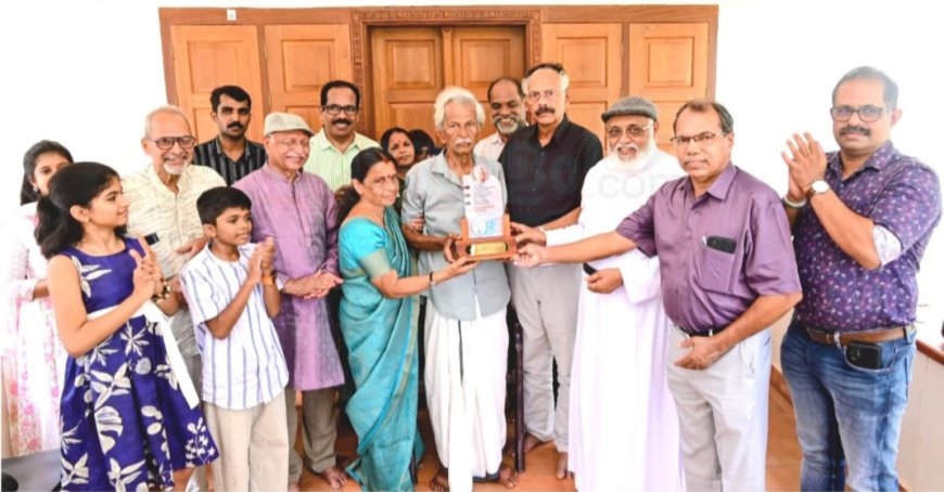 പ്രഥമ ഗുരുരത്ന പുരസ്ക്കാരം കാനായിക്ക് സമർപ്പിച്ചു