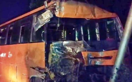 ബസും പിക്കപ്പ് വാനും കൂട്ടിയിടിച്ചുണ്ടായ അപകടത്തിൽ 13 പേർക്ക് ദാരുണാന്ത്യം