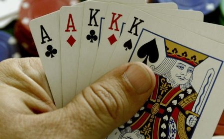 പടന്നക്കാട് ചൂതാട്ട കേന്ദ്രത്തിൽ റെയ്ഡ്; 16 പേർ കസ്റ്റഡിയിൽ, 2 ലക്ഷത്തോളം രൂപ പിടിച്ചെടുത്തു