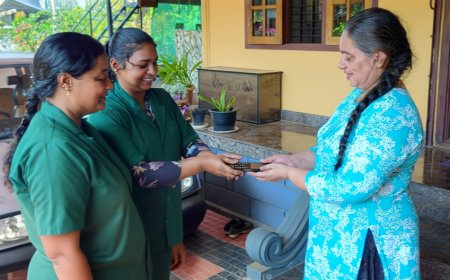 കളഞ്ഞു കിട്ടിയ മൊബൈൽ ഫോൺ ഉടമയ്ക്കു തിരിച്ചു നൽകി ഹരിത കർമ്മസേന പ്രവർത്തകർ മാതൃകയായി