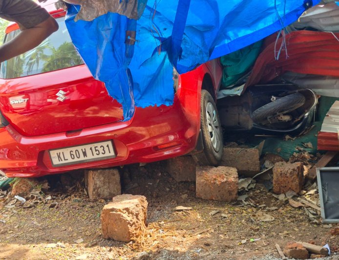 മൂന്നാംമൈലിൽ നിയന്ത്രണം വിട്ട കാർ തട്ട് കടയിലേക്ക് പാഞ്ഞ് കയറി