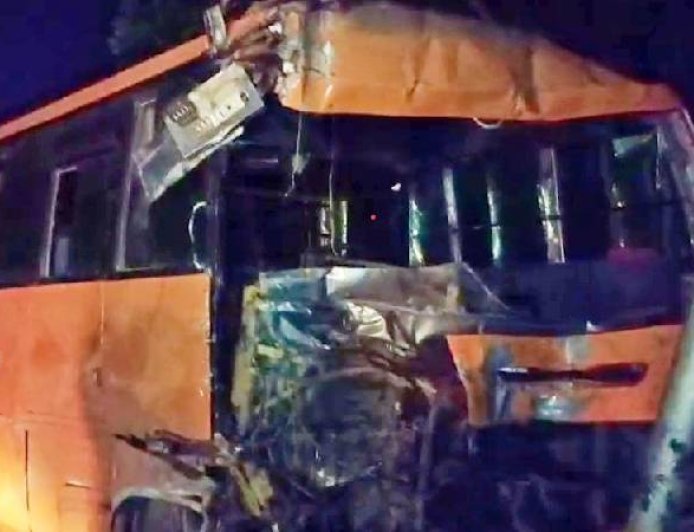 ബസും പിക്കപ്പ് വാനും കൂട്ടിയിടിച്ചുണ്ടായ അപകടത്തിൽ 13 പേർക്ക് ദാരുണാന്ത്യം