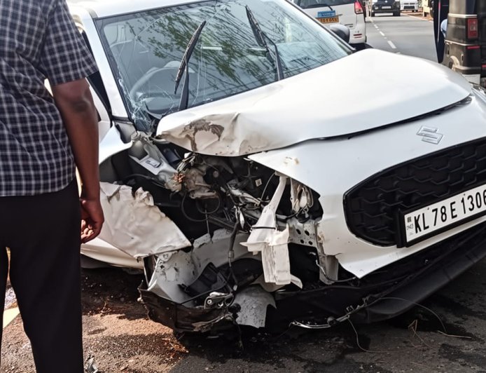 നിയന്ത്രണം വിട്ട കാർ മരത്തിലിടിച്ച് യാത്രക്കാരായ രണ്ടുപേർക്ക് പരിക്ക്