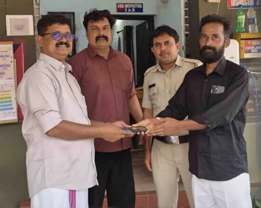കളഞ്ഞു കിട്ടിയ മൊബൈൽ ഫോൺ ഉടമസ്ഥന് തിരിച്ചു നൽകി യുവാവ് മാതൃകയായി