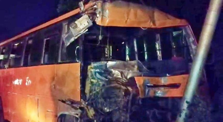 ബസും പിക്കപ്പ് വാനും കൂട്ടിയിടിച്ചുണ്ടായ അപകടത്തിൽ 13 പേർക്ക് ദാരുണാന്ത്യം