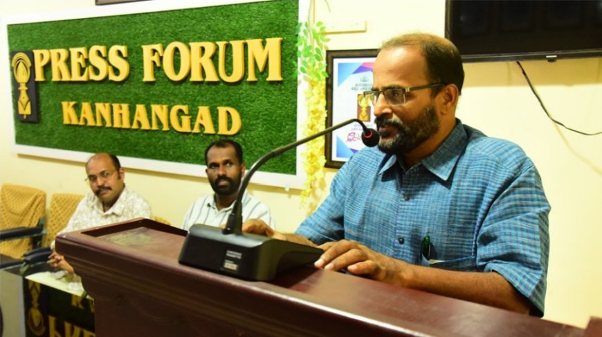 കാഞ്ഞങ്ങാട് പ്രസ്സ് ഫോറം; വിഷുക്കോടിയും കൈനീട്ടവും നൽകി.