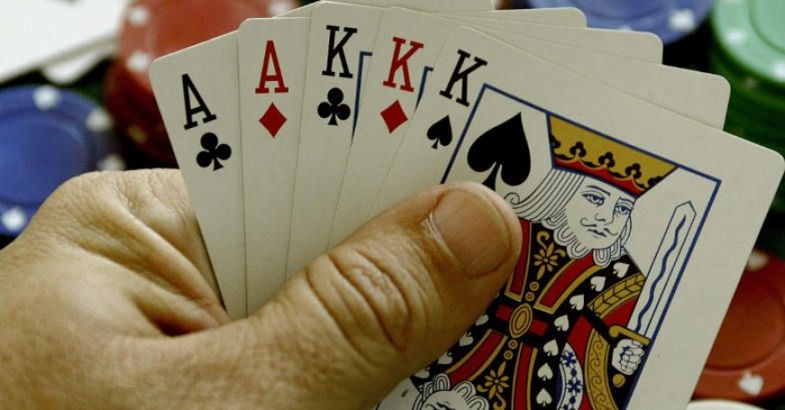 പടന്നക്കാട് ചൂതാട്ട കേന്ദ്രത്തിൽ റെയ്ഡ്; 16 പേർ കസ്റ്റഡിയിൽ, 2 ലക്ഷത്തോളം രൂപ പിടിച്ചെടുത്തു