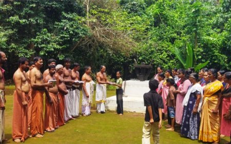 വിദ്യാർത്ഥികൾക്ക് നോട്ടുബുക്ക് വിതരണം ചെയ്ത് ക്ഷേത്ര കമ്മിറ്റി