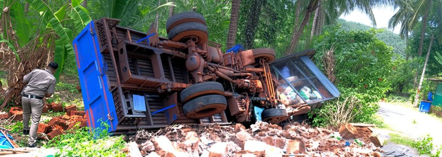 പന്നിത്തടത്ത് ചെങ്കല്‍ കയറ്റി വന്ന ലോറി നിയന്ത്രണം വിട്ട് അപകടത്തില്‍പ്പെട്ടു