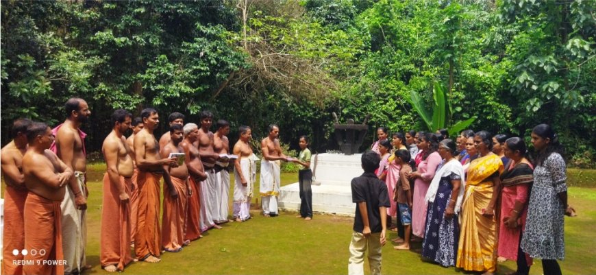 വിദ്യാർത്ഥികൾക്ക് നോട്ടുബുക്ക് വിതരണം ചെയ്ത് ക്ഷേത്ര കമ്മിറ്റി