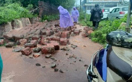മാവുങ്കാലിൽ മതിലിടിഞ്ഞ് സ്കൂട്ടറിന് മുകളിൽ വീണ് അപകടം; രണ്ട് പേർക്ക് പരിക്ക്