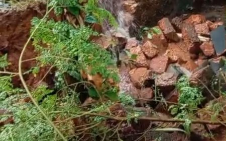 മഴ കനക്കുന്നു; ചിത്താരിയിൽ വീടിന്റെ മതിലിടിഞ്ഞു വീണു