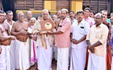 കുമാരൻ വെളിച്ചപ്പാടിന് ക്ഷേത്രത്തിന്റെ ആദരം
