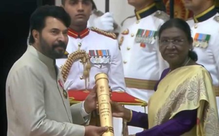 പത്മഭൂഷൺ പുരസ്കാരം ഏറ്റുവാങ്ങി നടൻ മമ്മൂട്ടി