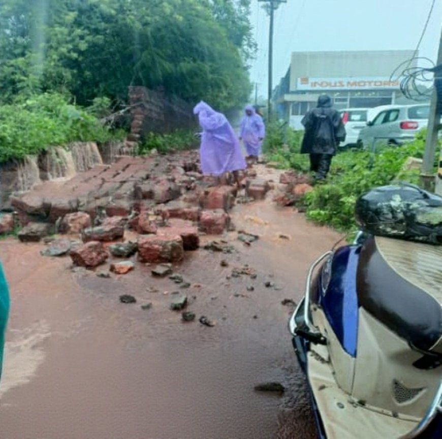 മാവുങ്കാലിൽ മതിലിടിഞ്ഞ് സ്കൂട്ടറിന് മുകളിൽ വീണ് അപകടം; രണ്ട് പേർക്ക് പരിക്ക്