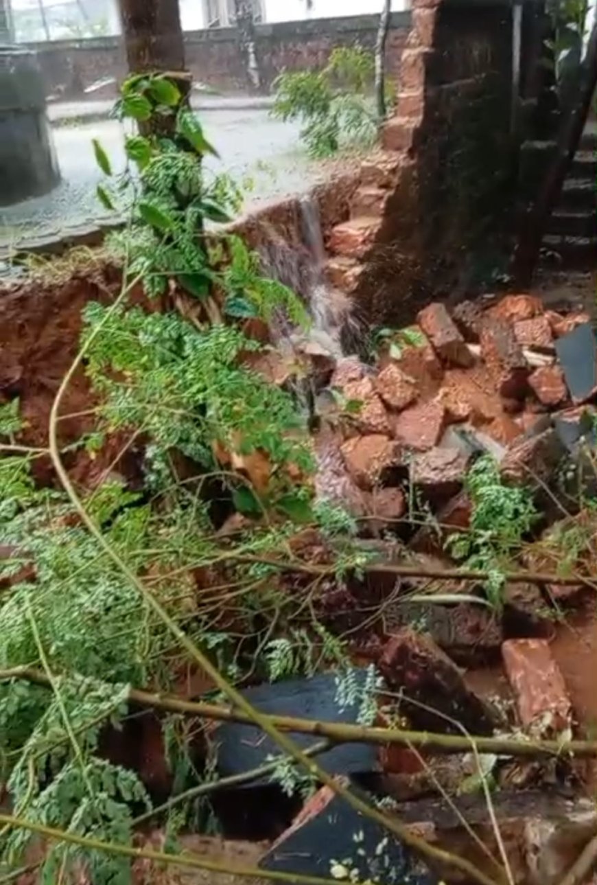 മഴ കനക്കുന്നു; ചിത്താരിയിൽ വീടിന്റെ മതിലിടിഞ്ഞു വീണു