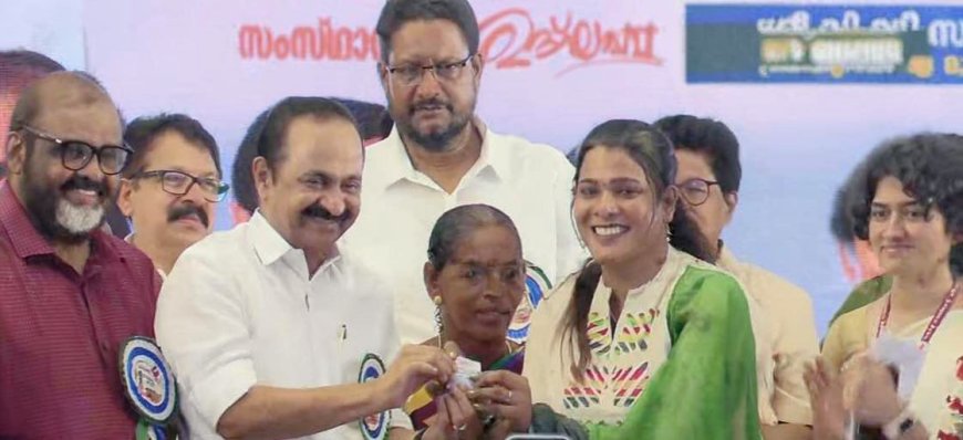 കെ എസ് ആർ ടി സി; സ്ത്രീകൾക്കായുളള സൗജന്യ യാത്രയ്ക്ക് തുടക്കമായി
