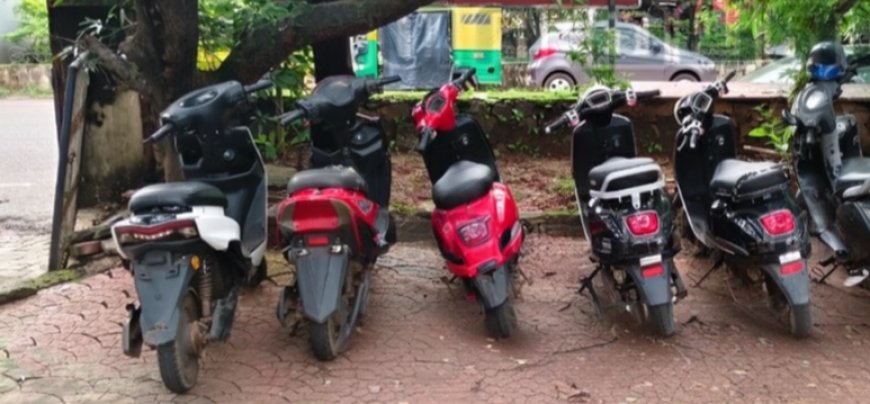 സുരക്ഷാ മാനദണ്ഡങ്ങൾ ലംഘിച്ച് ഓടിച്ച ഇലക്ട്രിക് സ്കൂട്ടറുകൾക്കെതിരെ പോലീസിന്റെ കടുത്ത നടപടി; കാഞ്ഞങ്ങാട് 12 വാഹനങ്ങൾ കസ്റ്റഡിയിൽ