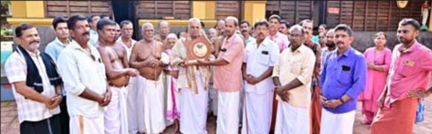 കുമാരൻ വെളിച്ചപ്പാടിന് ക്ഷേത്രത്തിന്റെ ആദരം