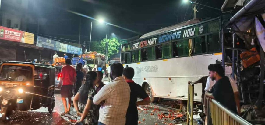 നെല്ലിപ്പറമ്പിൽ ടൂറിസ്റ്റ് ബസും പിക്കപ്പ് വാനും കൂട്ടിയിടിച്ച് അപകടം; നിരവധി പേർക്ക് പരിക്ക്