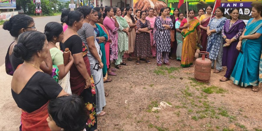 ഇന്ധനവില വർദ്ധനയ്‌ക്കെതിരെ കെ.എസ്.കെ.ടി.യു വനിതാ സബ് കമ്മിറ്റിയുടെ പ്രതിഷേധ പ്രകടനം