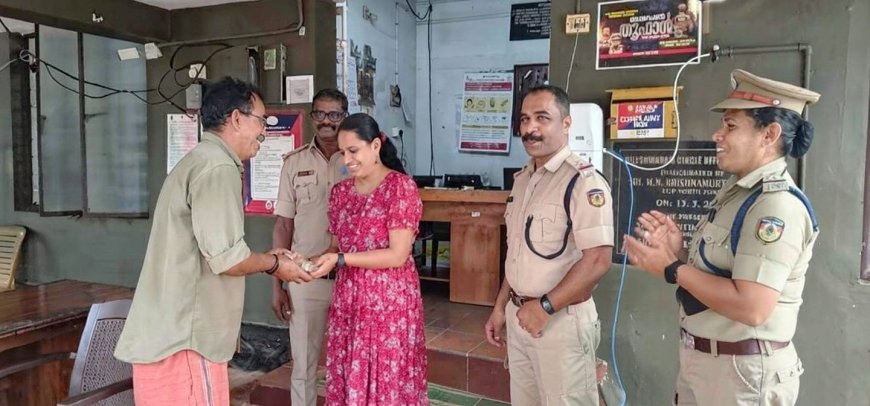 റോഡരികിൽ നിന്ന് ലഭിച്ച 25,000 ഉടമയ്ക്ക് തിരികെ നൽകി; സത്യസന്ധതയുടെ മാതൃകയായി വിജില