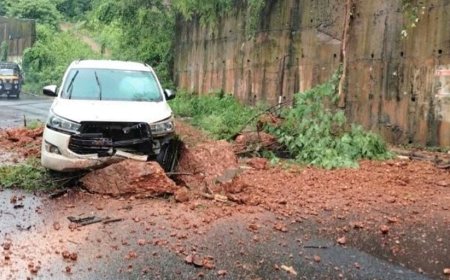 കോട്ടരുവത്ത് വീണ്ടും മണ്ണിടിച്ചിൽ; കാറിന് മുകളിലേക്ക് പാറയും മണ്ണും പതിച്ച് രണ്ട് പേർക്ക് പരിക്ക്