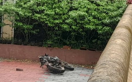 നിയന്ത്രണം വിട്ട ബൈക്ക് ക്ഷേത്രമതിൽക്കെട്ടിനകത്തേക്ക് മറിഞ്ഞു; രണ്ട് യുവാക്കൾക്ക് ഗുരുതര പരിക്ക്
