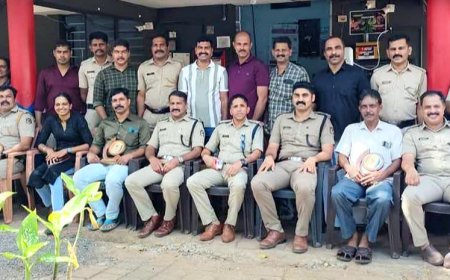 ട്രാൻസ്ഫറായി പോകുന്ന പോലീസ് ഉദ്യോഗസ്ഥർക്ക് നീലേശ്വരത്ത് യാത്രയയപ്പ് നൽകി