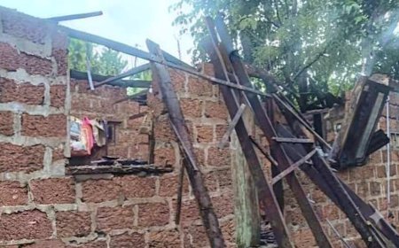 കനത്ത മഴയും കാറ്റും; വീട് തകർന്നു, അമ്മയും മകളും അത്ഭുതകരമായി രക്ഷപ്പെട്ടു
