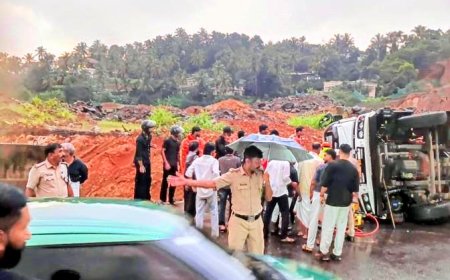 ചെർക്കള ബേവിഞ്ചയിൽ 22 വീൽ ലോറി മറിഞ്ഞു; ഡ്രൈവറെ അഗ്നിരക്ഷാസേന സാഹസികമായി രക്ഷപ്പെടുത്തി
