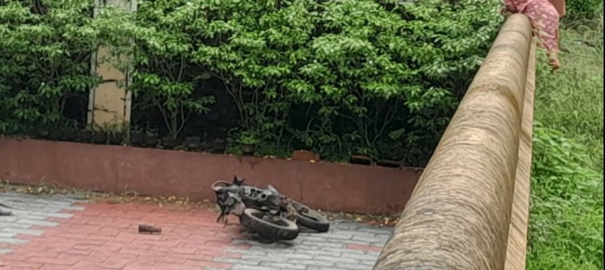 നിയന്ത്രണം വിട്ട ബൈക്ക് ക്ഷേത്രമതിൽക്കെട്ടിനകത്തേക്ക് മറിഞ്ഞു; രണ്ട് യുവാക്കൾക്ക് ഗുരുതര പരിക്ക്