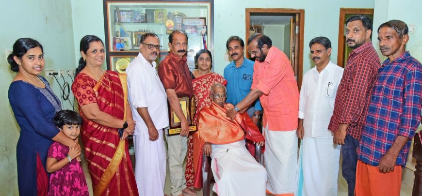 കാവുങ്കൽ നാരായണന് സംസ്ഥാന കാൻഫെഡ് അവാർഡ് സമ്മാനിച്ചു