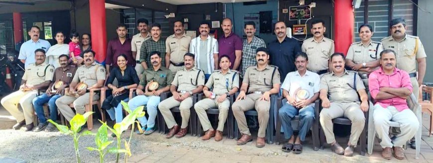 ട്രാൻസ്ഫറായി പോകുന്ന പോലീസ് ഉദ്യോഗസ്ഥർക്ക് നീലേശ്വരത്ത് യാത്രയയപ്പ് നൽകി