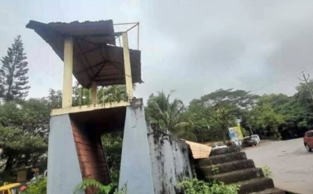 ചരിത്രസാക്ഷിയായ നെഹ്റു പ്രസംഗപീഠം കാറ്റിലും മഴയിലും തകർന്നു