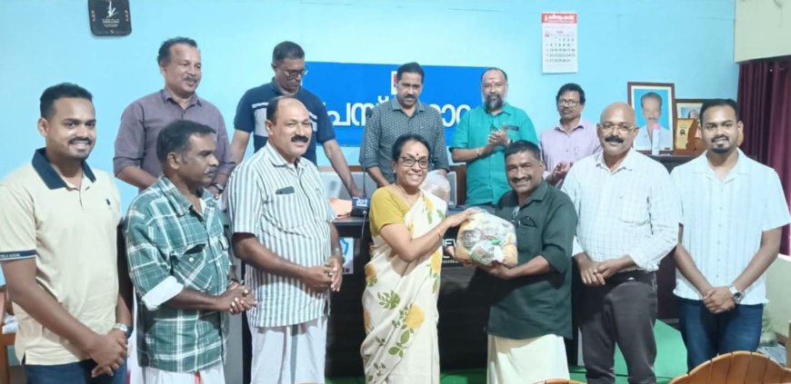 നീലേശ്വരം പ്രസ് ഫോറം; ഓണകിറ്റ് വിതരണം ചെയ്തു