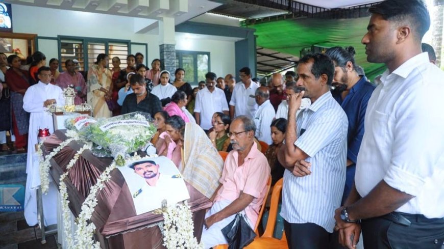 കാത്തിരിപ്പിനൊടുവിൽ അഖിലിന്റെ മൃതദേഹം വീട്ടിലെത്തി; കണ്ണീരിൽ കുതിർന്ന് നാട്