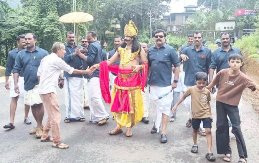 മാവേലി റോഡിലിറങ്ങി; ട്രാഫിക് നിയമവും ലഹരിവിരുദ്ധ സന്ദേശവും പകർന്ന് ആദൂർ പോലീസ്