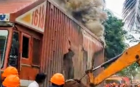 ബേക്കൽ മൗവ്വലിൽ വൈദ്യുത ലൈനിൽ തട്ടി കണ്ടെയ്‌നർ ലോറിക്ക് തീപിടിച്ചു