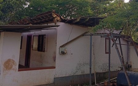ഓടിട്ട വീട് പകൽ പൂർണമായും തകർന്നു വീണു; കുടുംബശ്രീ യോഗം അമ്മയ്ക്കും കുഞ്ഞിനും രക്ഷയായി