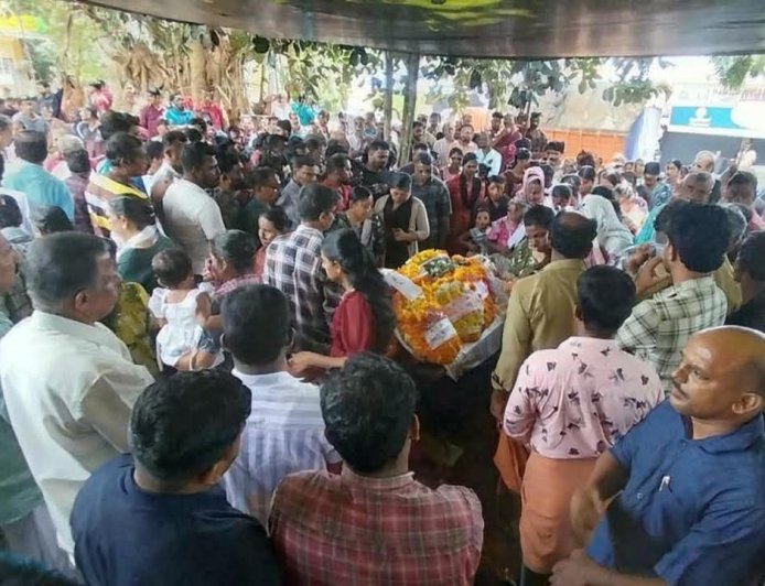 "നൊമ്പരമായി അനൈഗിന്റെ മരണം; വിതുമ്പലടങ്ങാതെ വിദ്യാലയ മുറ്റം"