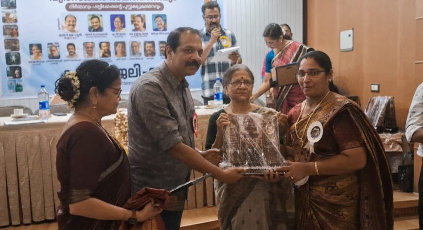 ശ്രീജിന മടിക്കൈ വയലാർ രാമവർമ്മ രാവണപുത്രി പുരസ്കാരം ഏറ്റുവാങ്ങി