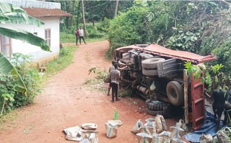 പുല്ലൂർ-കേളോത്ത് ലോറി നിയന്ത്രണം വിട്ട് വീട്ടുമുറ്റത്തേക്ക് മറിഞ്ഞു; ഡ്രൈവർക്ക് പരിക്ക്